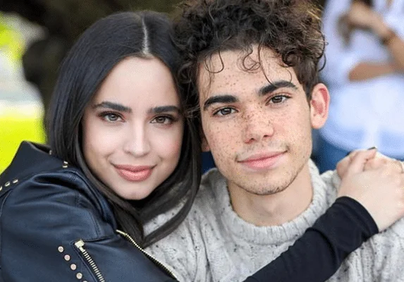 “Ele era verdadeiro”: Sofia Carson relembra Cameron Boyce e fala sobre período díficil