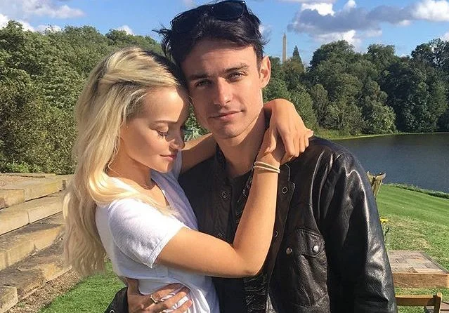 Dove Cameron solteira! Girl confirma término com Thomas Doherty por meio de story