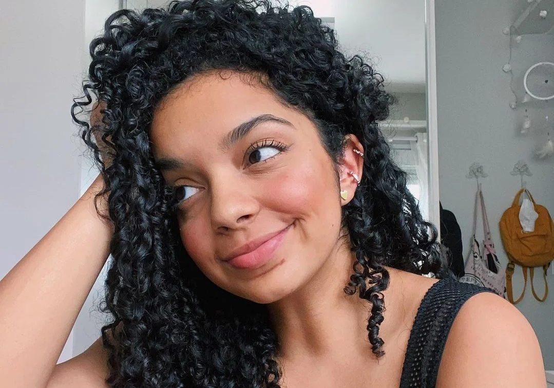 Laura Castro compõe música em comemoração aos 18 anos e recebe homenagens de Giu Nassa e Bia Torres