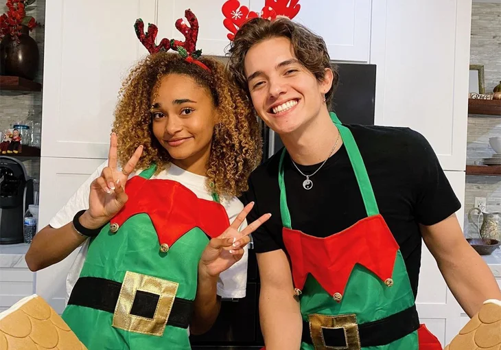 Mélanie Thomas e Noah Urrea decoram árvore, fazem biscoitos e cantam um clássico de Natal!