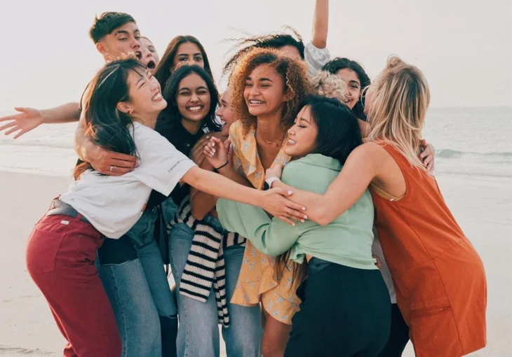 Bem vinda, Mélanie! Conheça a 17ª integrante do Now United e a música que ela gravou com o grupo!