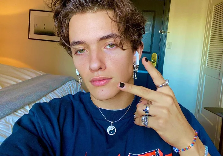 Noah Urrea arrasa cantando versão acústica de “Paradise”! Vem conferir