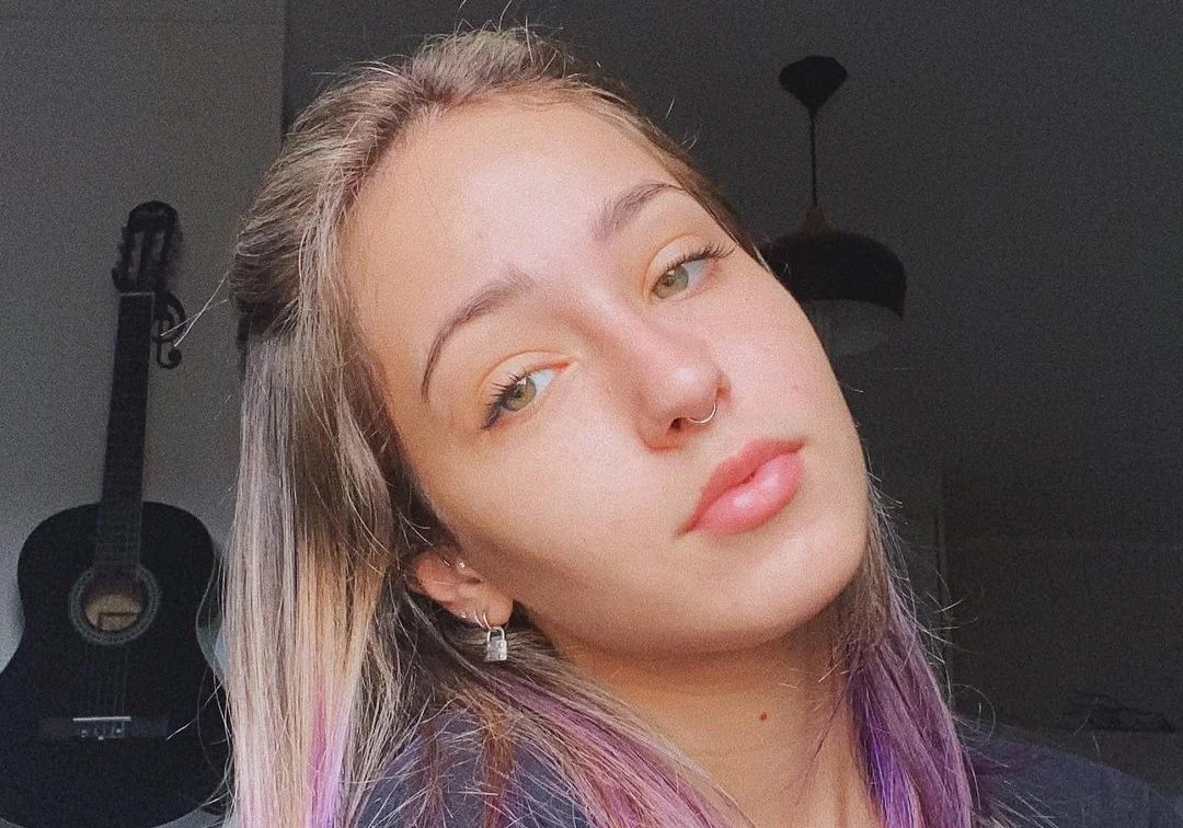 Mharessa escolhe a lindíssima ‘Essas Horas’, de Gabriel Elias, para seu primeiro cover do ano! Vem assistir