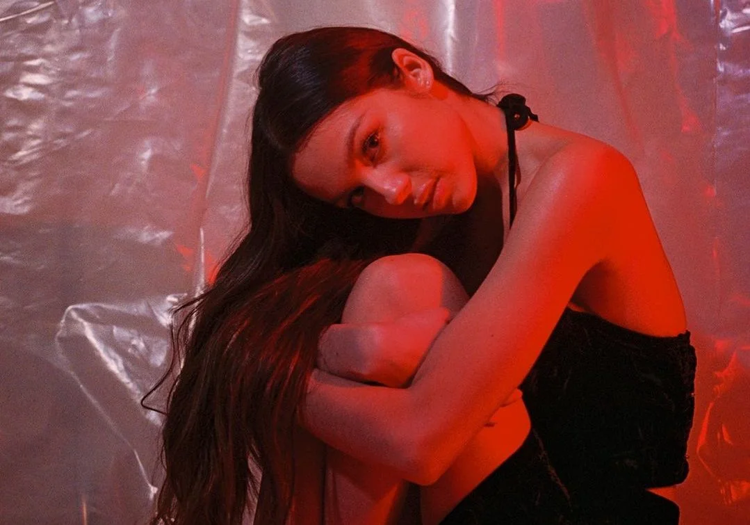 Por dentro de ‘Drivers License’! Olivia Rodrigo explica cenas do clipe em video dos bastidores