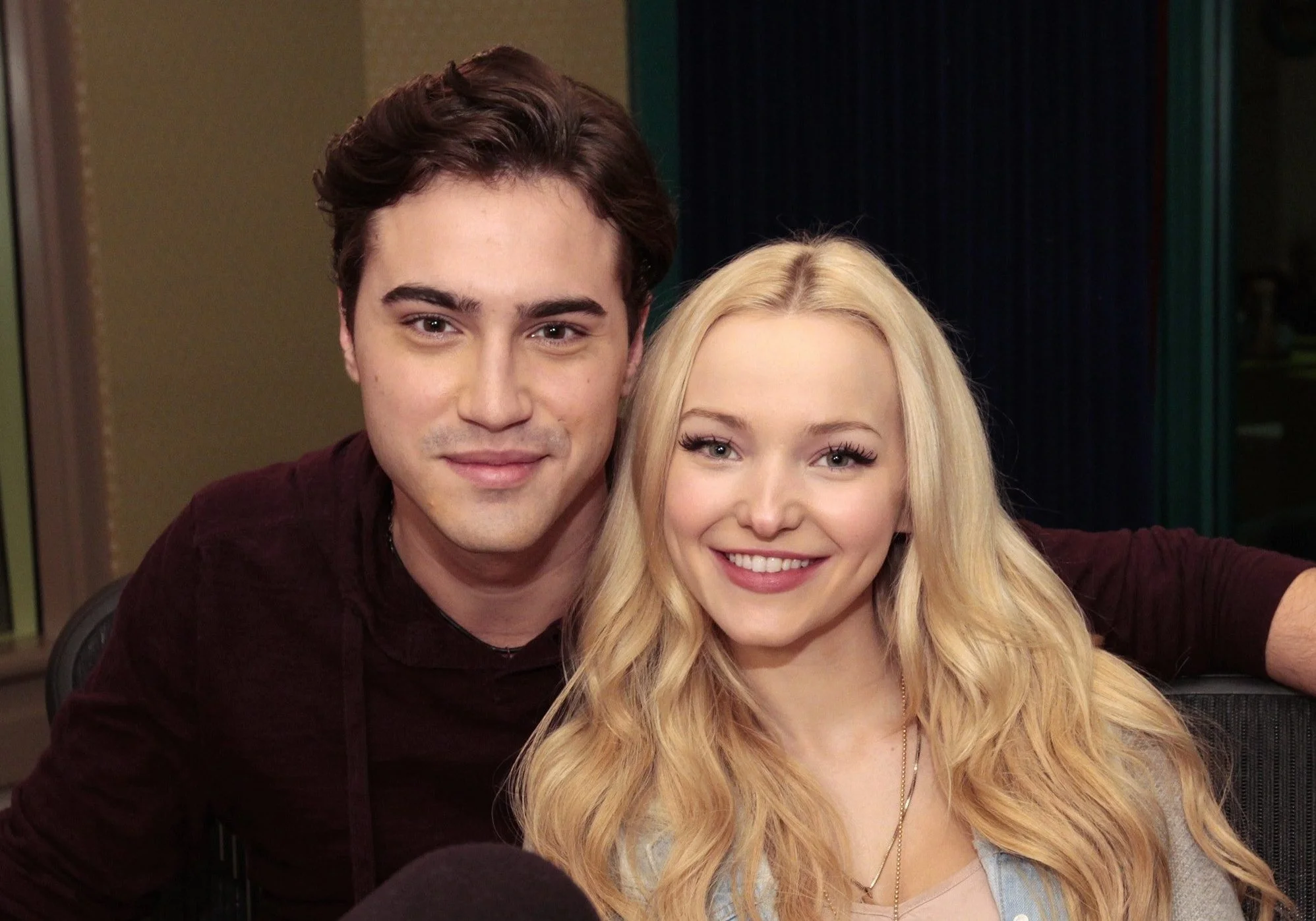 Ex-namorado de Dove Cameron vai lançar música polêmica sobre relacionamento com a atriz