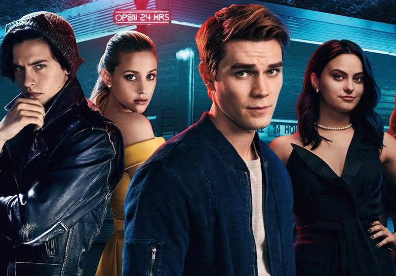 Em cena inédita de Riverdale, Betty, Jughead e Cheryl se juntam para tentar enganar vilão