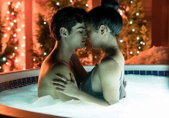 Noah Centineo revela quantas horas ficou na banheira em cena de ‘Para Todos os Garotos’ e estamos chocadxs!