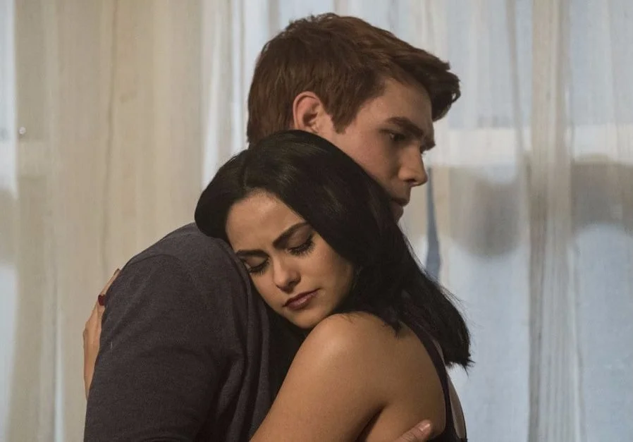 Fim de #VARCHIE real oficial! Conheça o ator que irá interpretar o marido de Veronica em ‘Riverdale 5’
