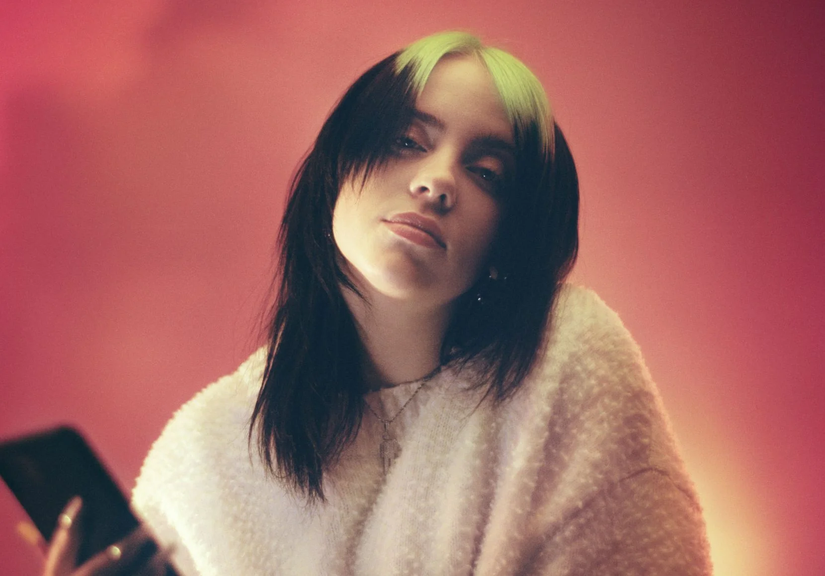 Por dentro ainda mais da vida de Billie Eilish! Cantora anuncia lançamento de livro de fotos e audiobook
