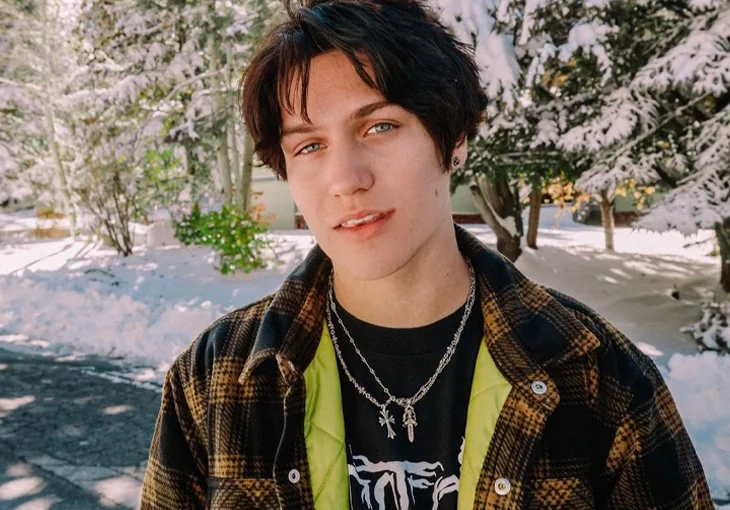 Chase Hudson é um vampiro no seu primeiro single! Vem ver o clipe de ’21 Century Vampire’