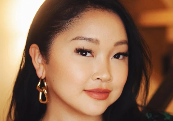 Lana Condor mostra detalhes de sua skin care, make do dia a dia e revela truque com blush!