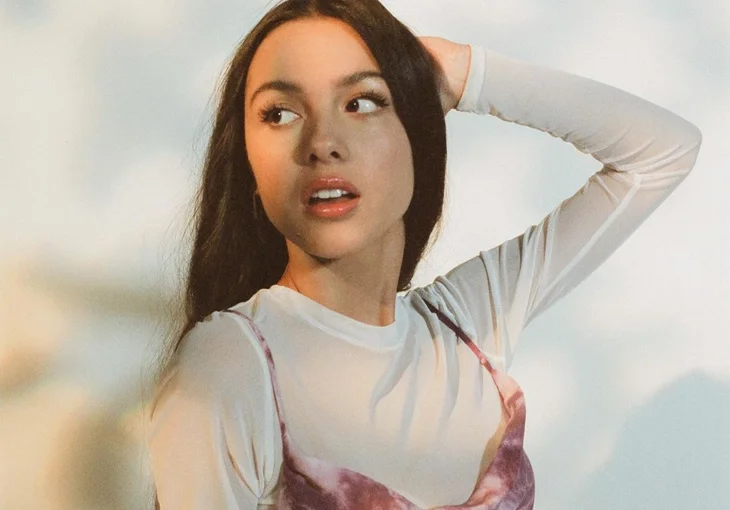 Emocionada, Olivia Rodrigo fala sobre celebridades curtirem seu single, ‘Drivers Lisence’!