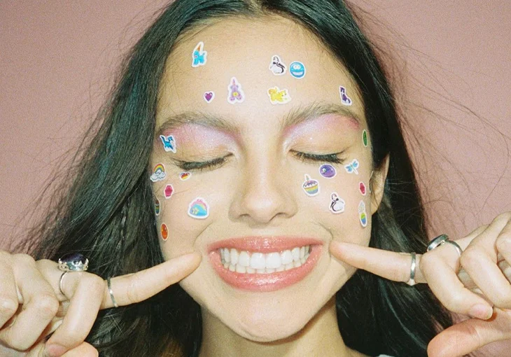 Só emoção! Olivia Rodrigo tem melhor reação ao ouvir sua música, ‘Drivers License’, na rádio!