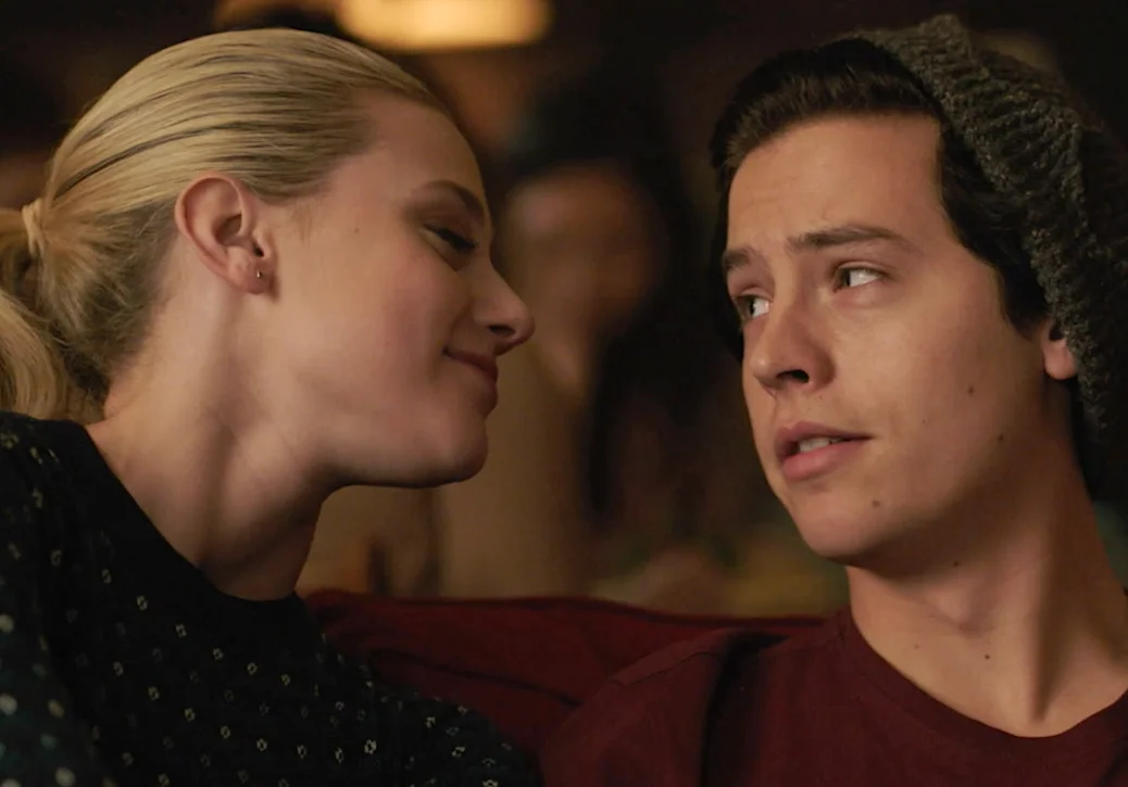 Bughead estão puro amor em novas fotos da 5ª temporada de ‘Riverdale’! Vem ver