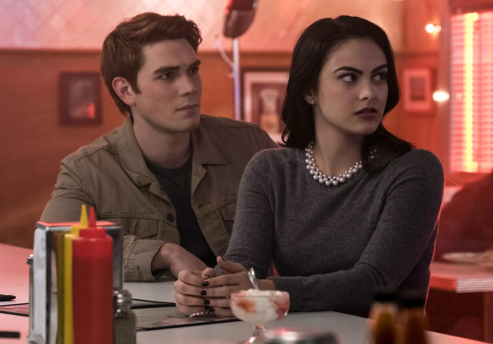 Vem treta por aí? KJ Apa adianta como Archie irá lidar com o marido de Veronica em ‘Riverdale 5’