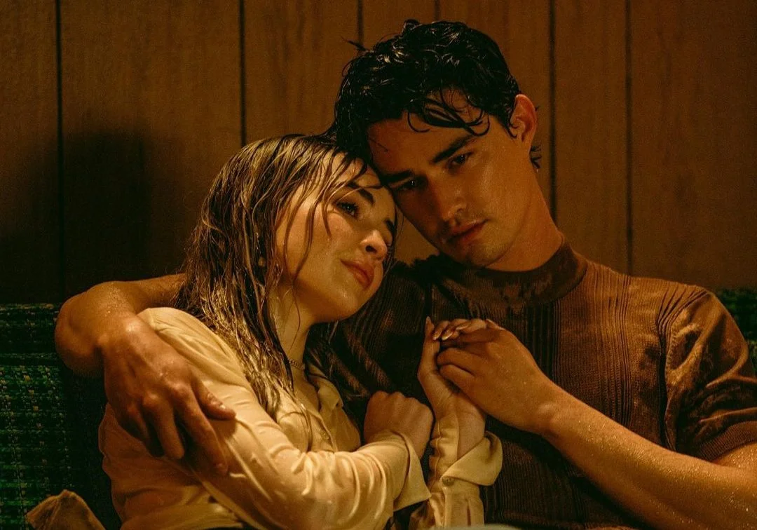 Sabrina Carpenter e Gavin Leatherwood estão muito apaixonados no clipe de ‘Skin’! Confira