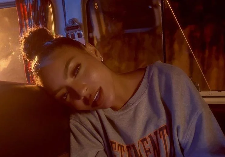 A patroa! Any Gabrielly entrega tudo no clipe do cover de ‘Drivers License’, de Olivia Rodrigo