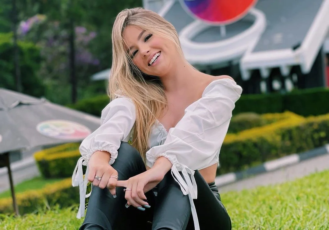 Apresentadora sim! Bela Fernandes está no comando do ‘Lambe Lambe’, programa da TV Zyn