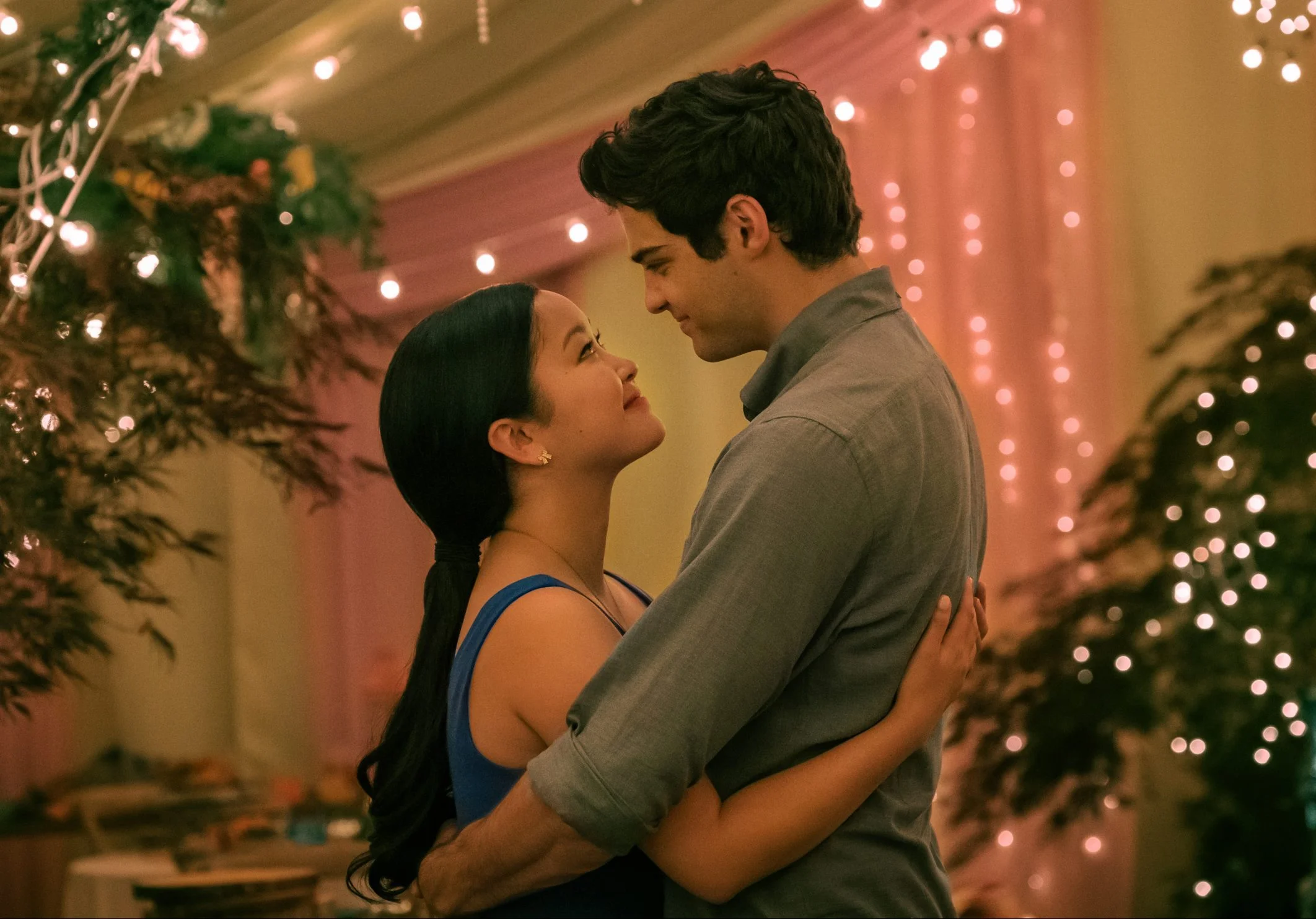 Pega o lencinho! Os momentos mais fofos de Lara Jean e Peter em ‘Para Todos os Garotos 3’