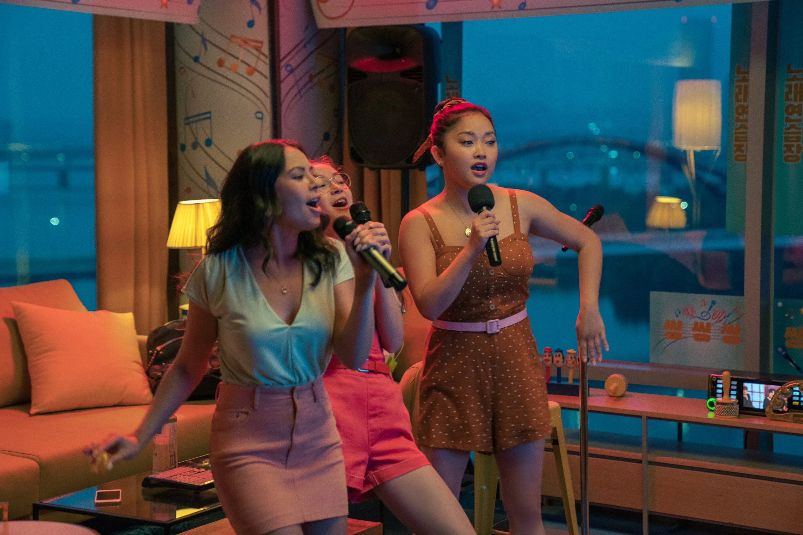 Lana Condor, Janel Parrish e Anna Cathcart dão conselhos pra quem sofre com o amor à distância