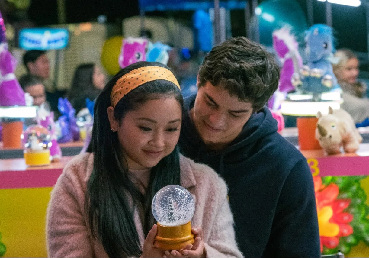 Fofos demais! Lana Condor e Noah Centineo escrevem carta de despedida um para o outro