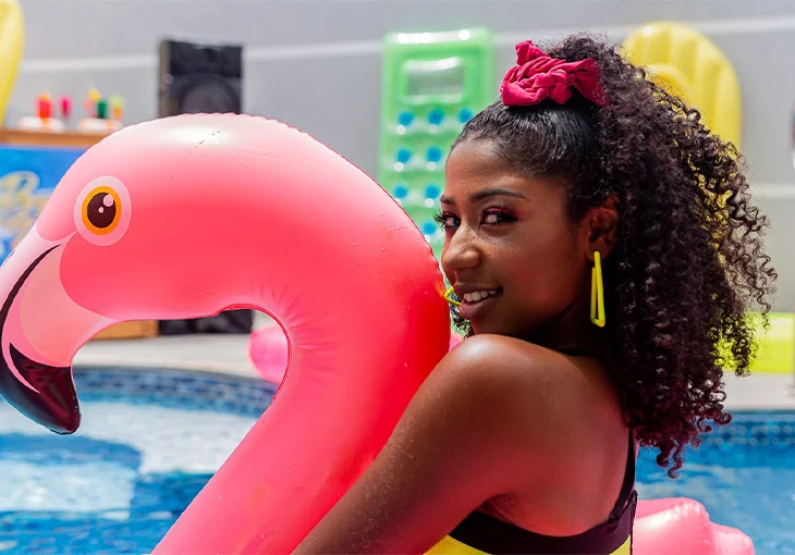 Verão, festa na piscina, muita dança e diversão! Carol Roberto lança clipe para ‘Beat Boom’