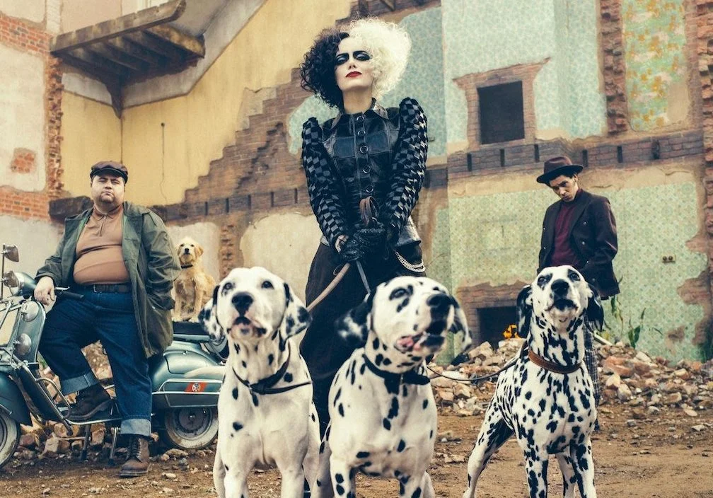 Emma Stone está irreconhecível e rouba a cena em primeiro trailer de ‘Cruella’
