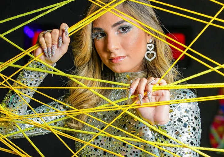 Com muito brilho e modelos incríveis, Gabyy Souza lança coleção de tênis!