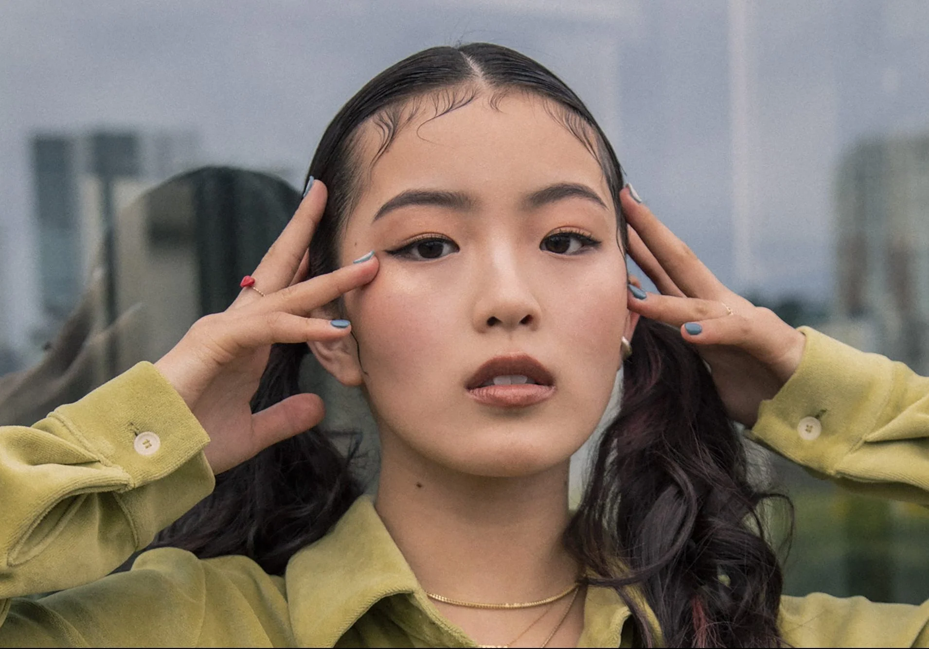 Hina Yoshihara lança coleção de roupas com marca coreana e cada peça é um tiro! Vem ver