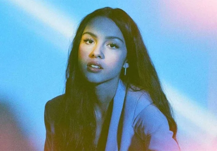 Olivia Rodrigo revela reação de primeira pessoa que ouviu ‘Drivers License’ e arrasa em apresentação ao vivo!