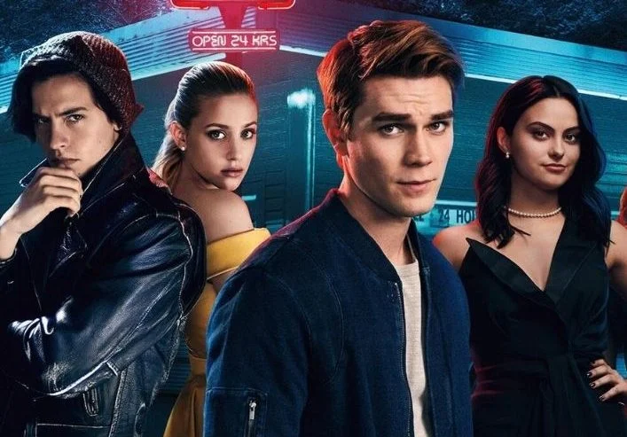 Criador de ‘Riverdale’ dá mais detalhes sobre o futuro da série após salto temporal: “Cidade fantasma!”