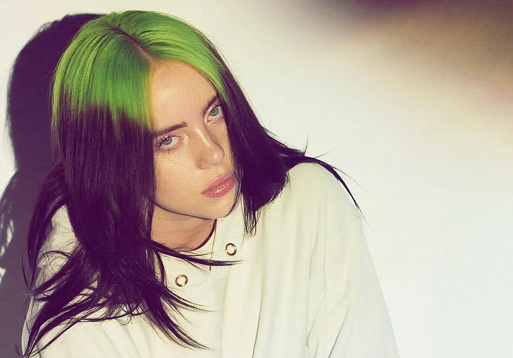 Estamos em choque! Cabelo verde de Billie Eilish era peruca e você precisa ver ela mostrando