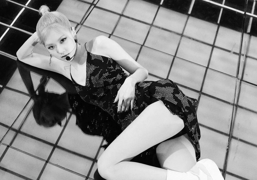 Rosé faz apresentação poderosa em preto e branco de ‘On The Ground’ no Jimmy Fallon!