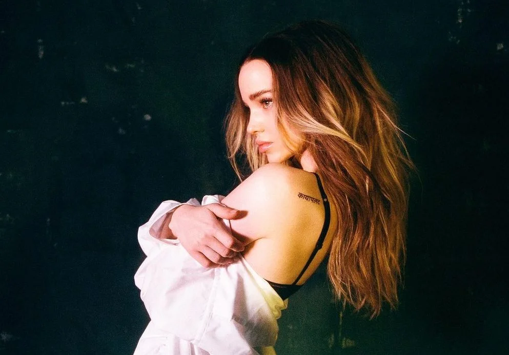 “Eu precisava escrever uma música sobre meu término”, conta Dove Cameron sobre ‘Lazy Baby’, seu próximo lançamento