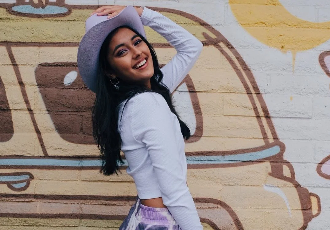 Praia, doces e comida indiana: Now United faz festa surpresa para Shivani!