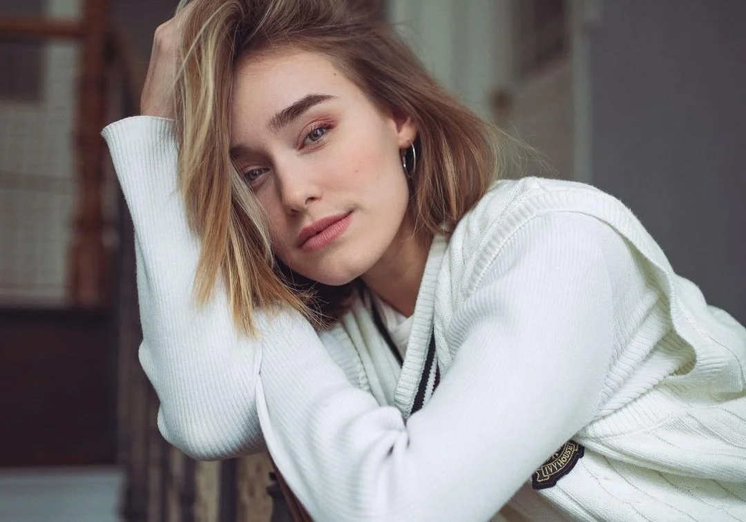 Brasileira e cozinheira! Sina Deinert faz pão de queijo e fala português em novo vídeo