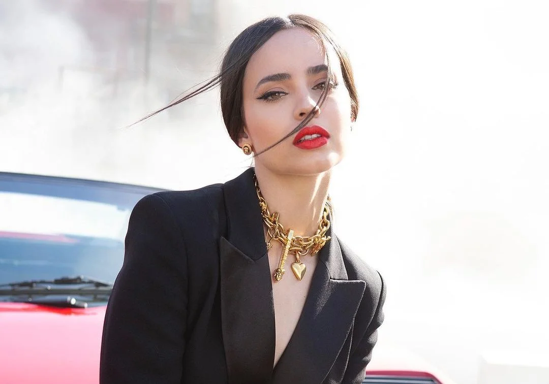 Sofia Carson está em chamas no clipe de ‘Fools Gold’, sua nova música!