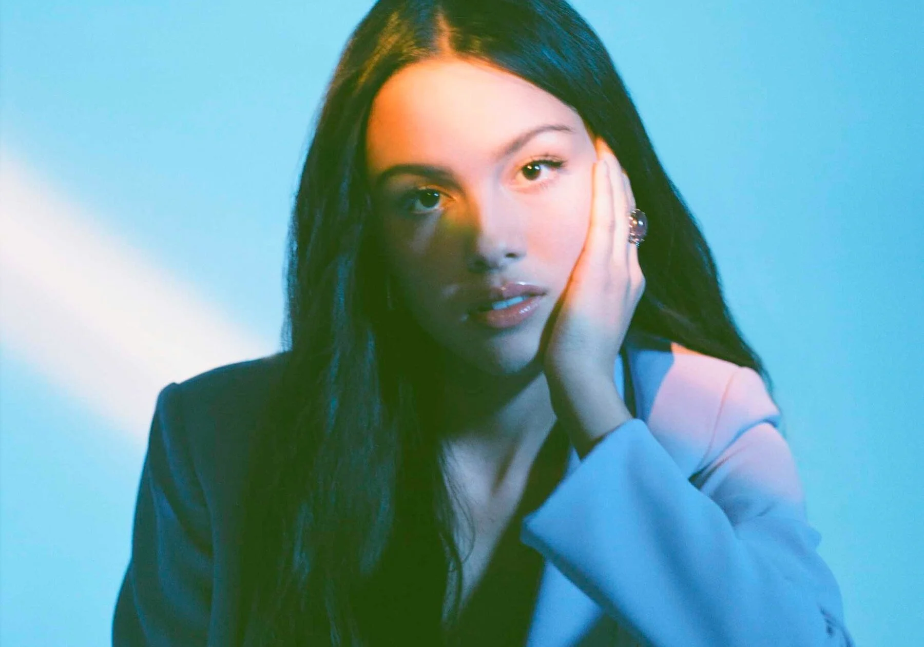 Após postar vídeos misteriosos, Olivia Rodrigo revela data e horário de ‘Deja Vu’, seu novo single!
