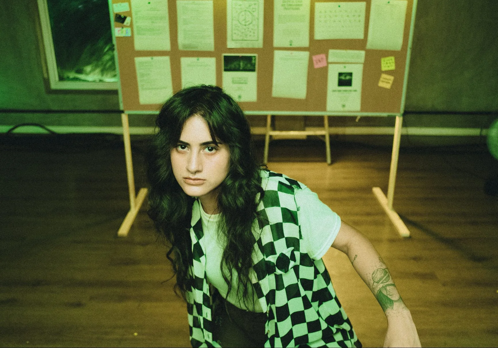 Inspirado no universo geek, Day tenta recarregar suas energias de qualquer forma no clipe de ‘Finais Mentem’