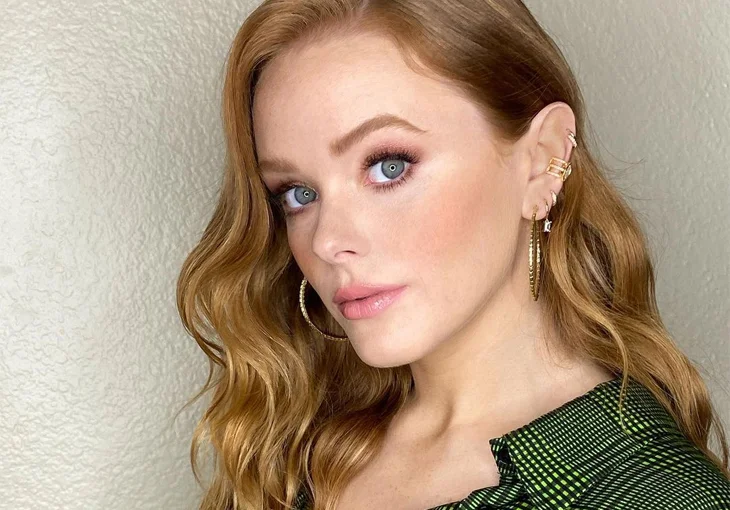 Fada! Abigail Cowen mostra sua rotina de skin care e make perfeita para ruivas, confira!