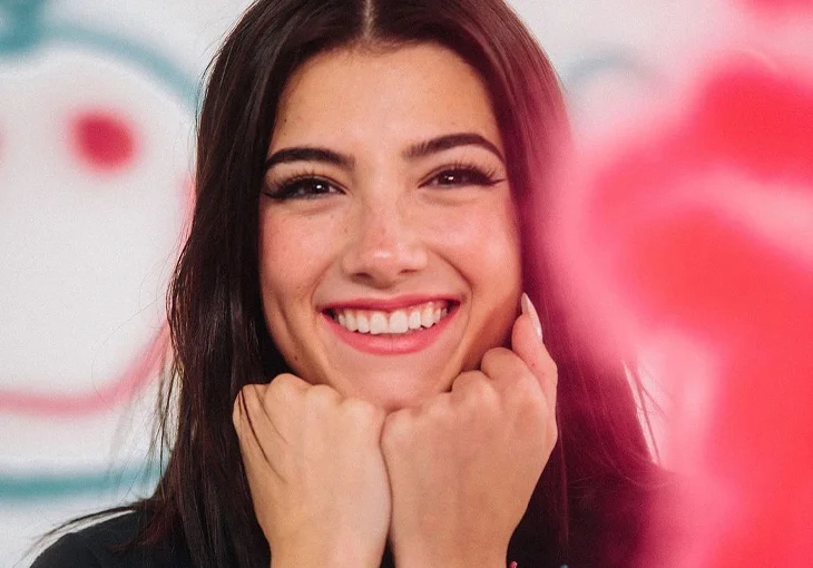 Charli D’Amelio agora tem uma coleção linda de pulseiras, vem conferir!