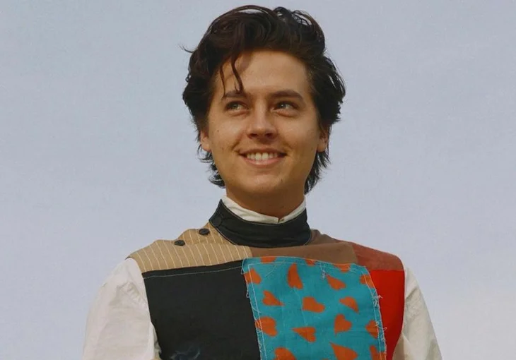 Cole Sprouse revela como conquistar seu coração, fala sobre paixão por fotografia e mais! Confira