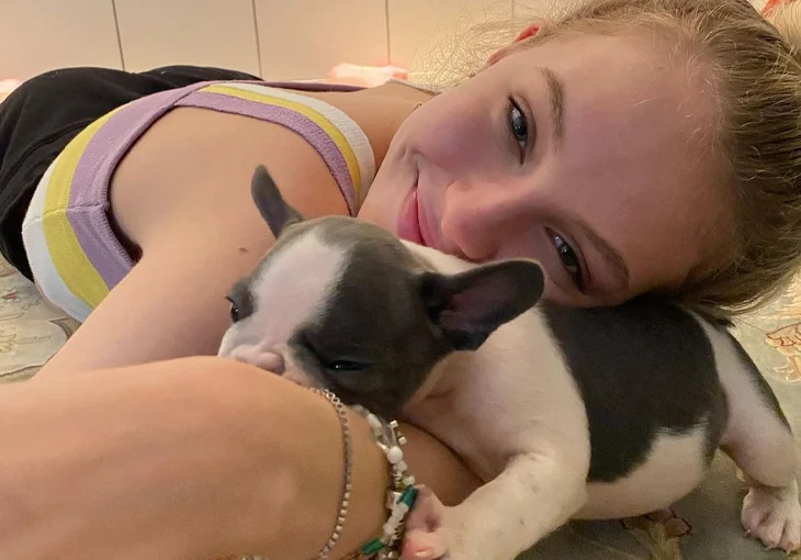 A família cresceu! Walker presenteia Fefe com um cachorro e você precisa ver esse momento!