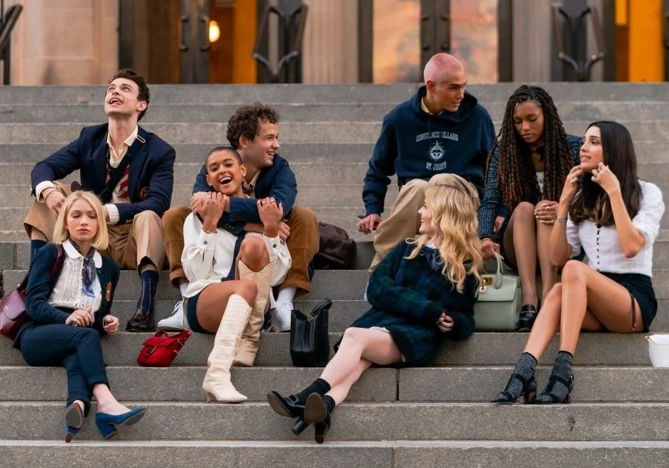 Ator de “Gossip Girl” posta imagens dos bastidores da série e só queriamos fazer parte desse elenco