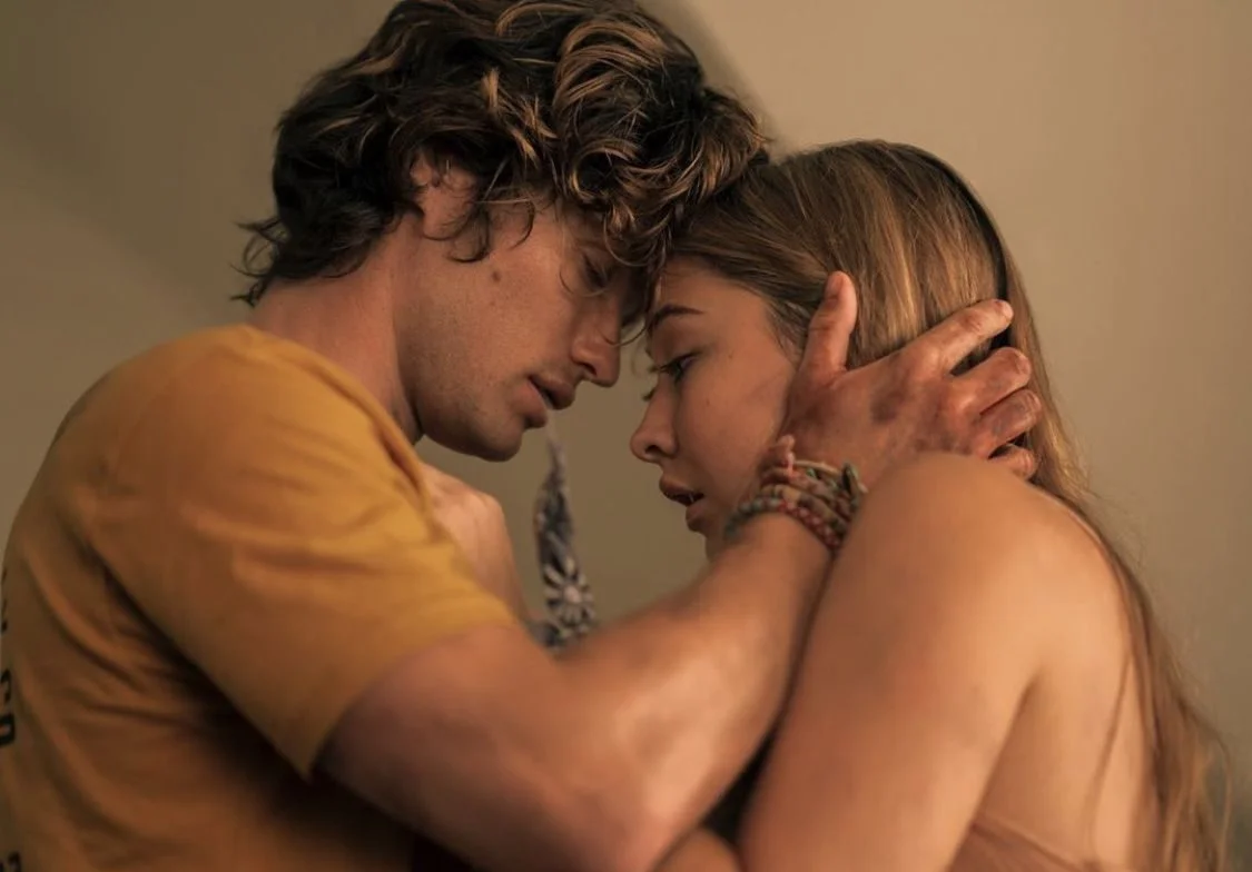 Briga ou parceria? Chase Stokes abre o jogo sobre trabalhar com Madelyn Cline como sua namorada