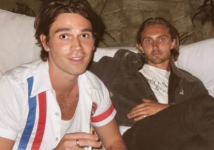 KJ Apa inicia carreira musical com ‘Atmosphere’, canção em parceria com ator de ‘Riverdale’!