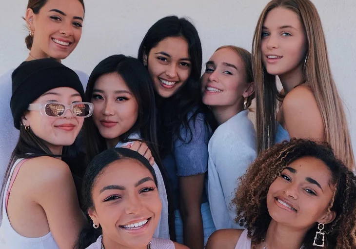 O 18º integrante do Now United está chegando! E são as girls do grupo que estão avaliando os candidatos