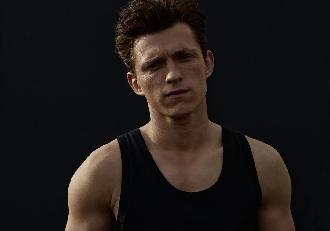 Perfeito! Tom Holland leva fãs a loucura ao aparecer tocando violão e estamos surtando junto