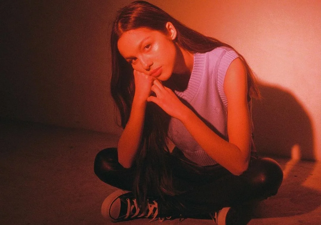 Olivia Rodrigo anuncia seu primeiro álbum e entrega tudo no novo single ‘Deja Vu’!