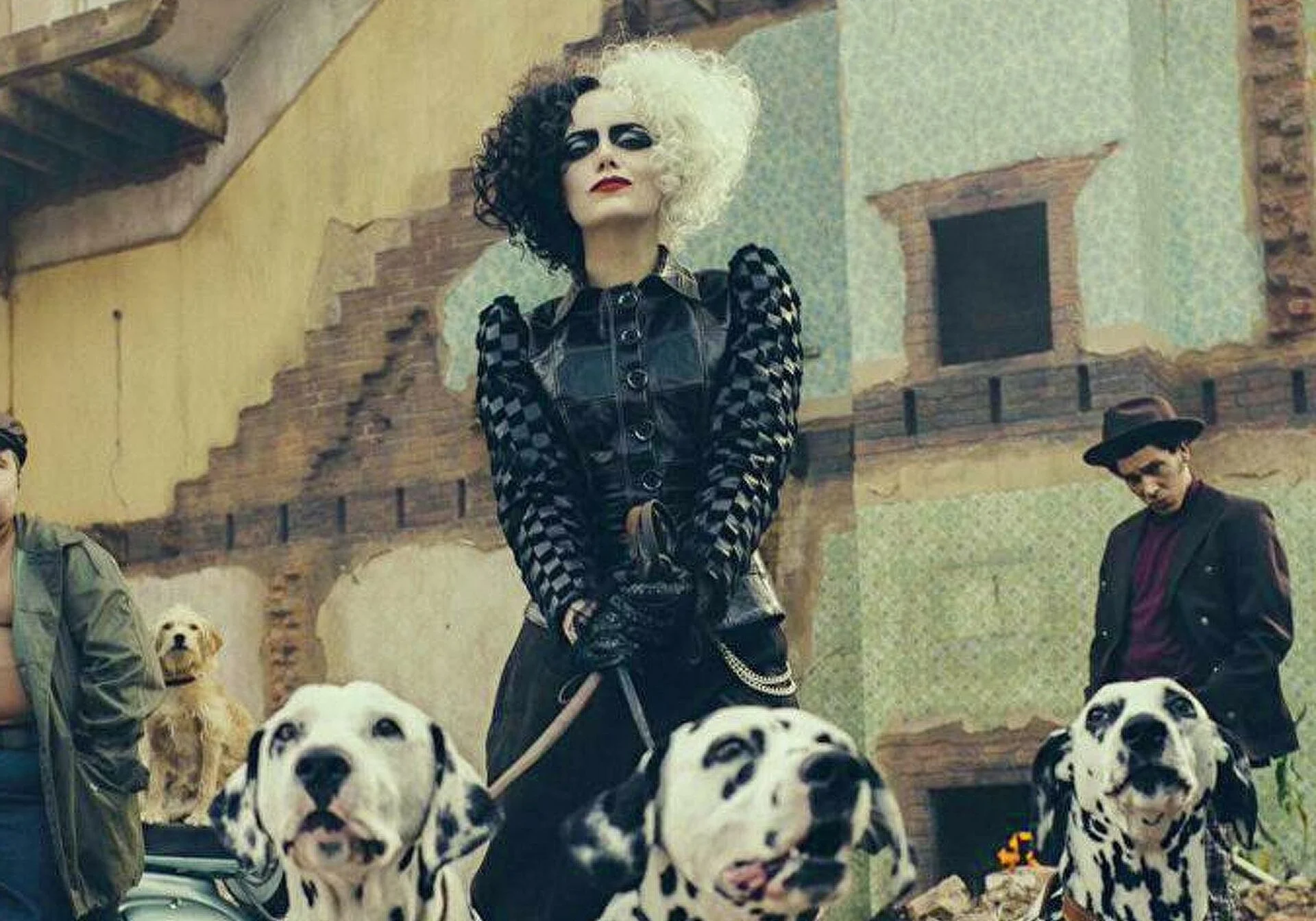 Luxuosa: Novas fotos de ‘Cruella’ mostram roupas extravagantes de Emma Stone!